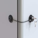 قفل أمان متعدد الاستخدام من هافن هاوس – عبوة من قطعتين مع مفاتيح وأشرطة لاصقة – لحماية الثلاجات والخزائن والأدراج